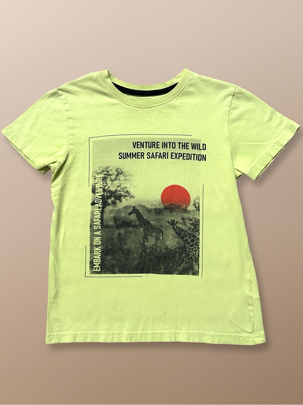⭐️ 5 for $25 DESTINATION Boys Yellow Safari Giraffe Graphic T-Shirt Size 9/10